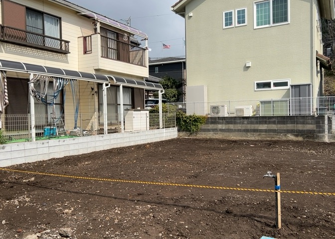 玄関は、狭すぎると複数人で使いにくく、広すぎても無駄な空間になりがちです。最低2畳を目安にして、家の広さとの兼ね合いや家族の人数を考慮して決めるとよいでしょう。現地を見学して快適な玄関を選びましょう！