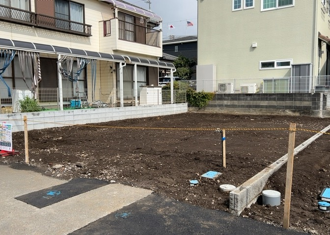 基礎パッキング工法とは、床下の換気確保のため基礎と土台の間に緩衝材を挟み込む工法です。土台の下に数十センチの間隔で設置されるため、全体的な隙間が生まれます。床下換気口に比べて高い通気性が確保されます。