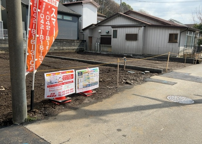 お持ちの車種によっては前面道路が広い方が便利でしょう。しかし、前面道路が広ければその分交通量が多くなるため、騒音などが気になる場合があります。実際に現地を見学し、周辺交通量や騒音などを確認しましょう！