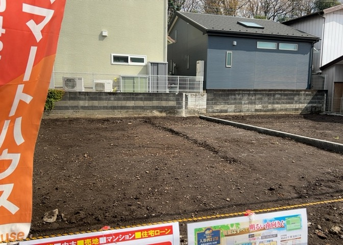 庭があることでガーデニングや家庭菜園はもちろん、こどもの遊び場やペットを放して遊ぶことができます。また、家の周囲に余裕があるということです。隣地との間があれば、十分な日当たりと、風通しが確保できます。