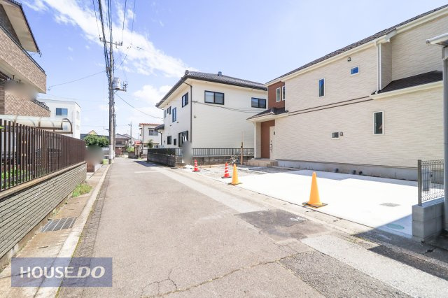 【前面道路】現地完成写真。道幅や駐車など、ご確認ください。