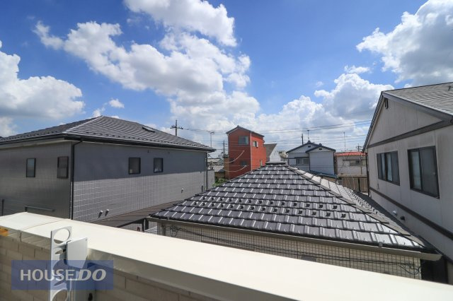 【建物からの眺望】現地完成写真。バルコニーからの景色。十分な間隔が確保されております。