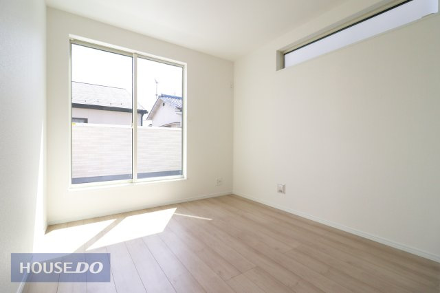 【寝室】現地完成写真。明るい採光の入る主寝室です。