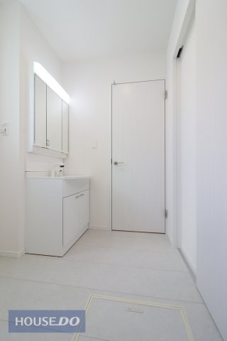 【脱衣所】現地完成写真。洗面脱衣所はゆったりとしたスペースで使いやすいです。
