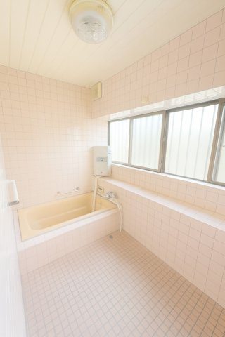 広い浴室なら、お子様と並んで体を洗ってもゆとりがあります