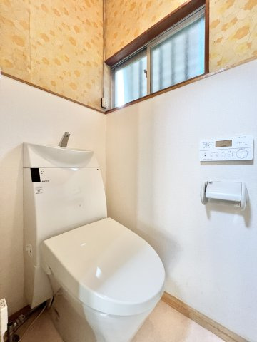 落ち着きを感じながらも、温かみがあるトイレです！　
