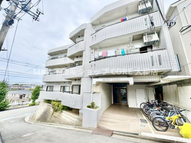 周辺環境とのコラボレーションにより明るく開放的な空間を演出。