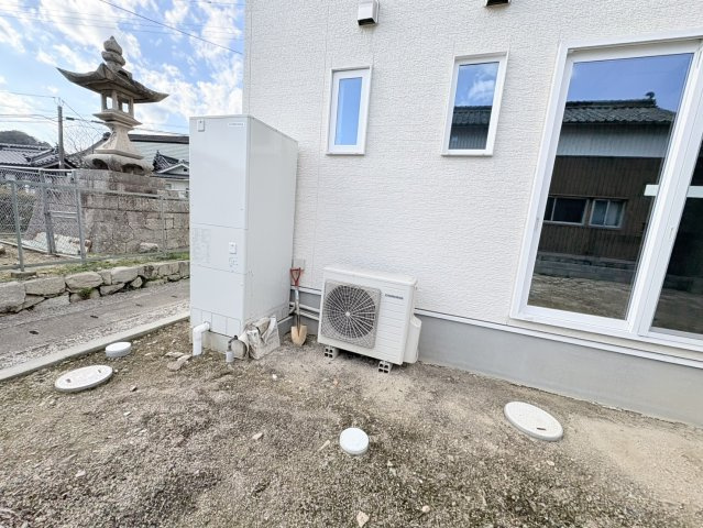 エコキュート設置済みのオール電化仕様で、光熱費を抑えながら安心して暮らせます。建物まわりにはお庭スペースも確保されており、家庭菜園やお子様の遊び場としても活用可能。使い勝手の良い外構です。