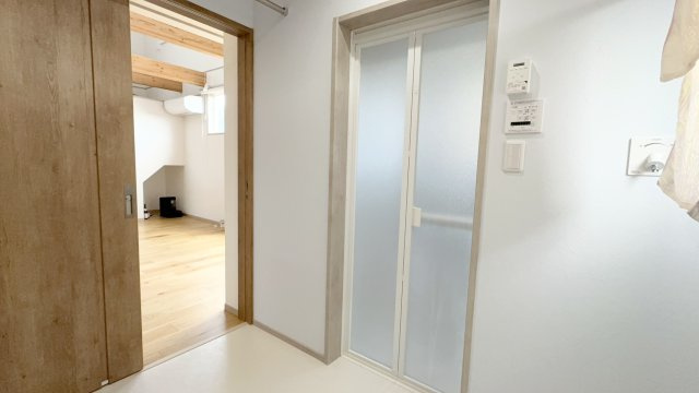 リビング横に配置された脱衣室は、日常の動きをスムーズにする動線設計が魅力。洗濯・入浴・リビングへの移動がコンパクトにまとまり、家事効率を高めます。忙しいご家庭にも嬉しい使いやすい配置です。