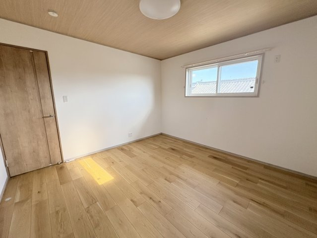 落ち着いた雰囲気の洋室で、プライベート空間としてゆったり過ごせます。採光も確保されており、日中は明るく快適。家具配置の自由度も高く、ライフスタイルに合わせて使える使い勝手の良いお部屋です。