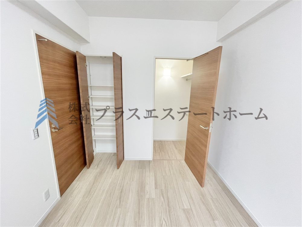 居室にはクローゼットを完備♪自由度の高い家具の配置が叶うシンプルな空間です♪