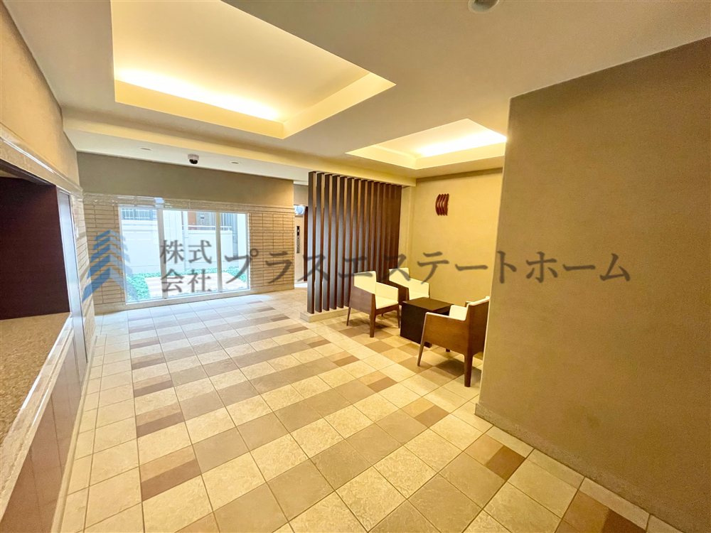 折り上げ天井で空間に広がりを感じさせ、天井を高く見せる効果が♪間接照明でおしゃれ空間の出来上がり♪