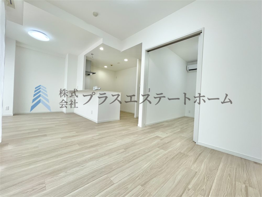 LDKは14.6帖確保♪リビング横にバルコニーが隣接しており、大きな窓からの採光で明るい空間です♪