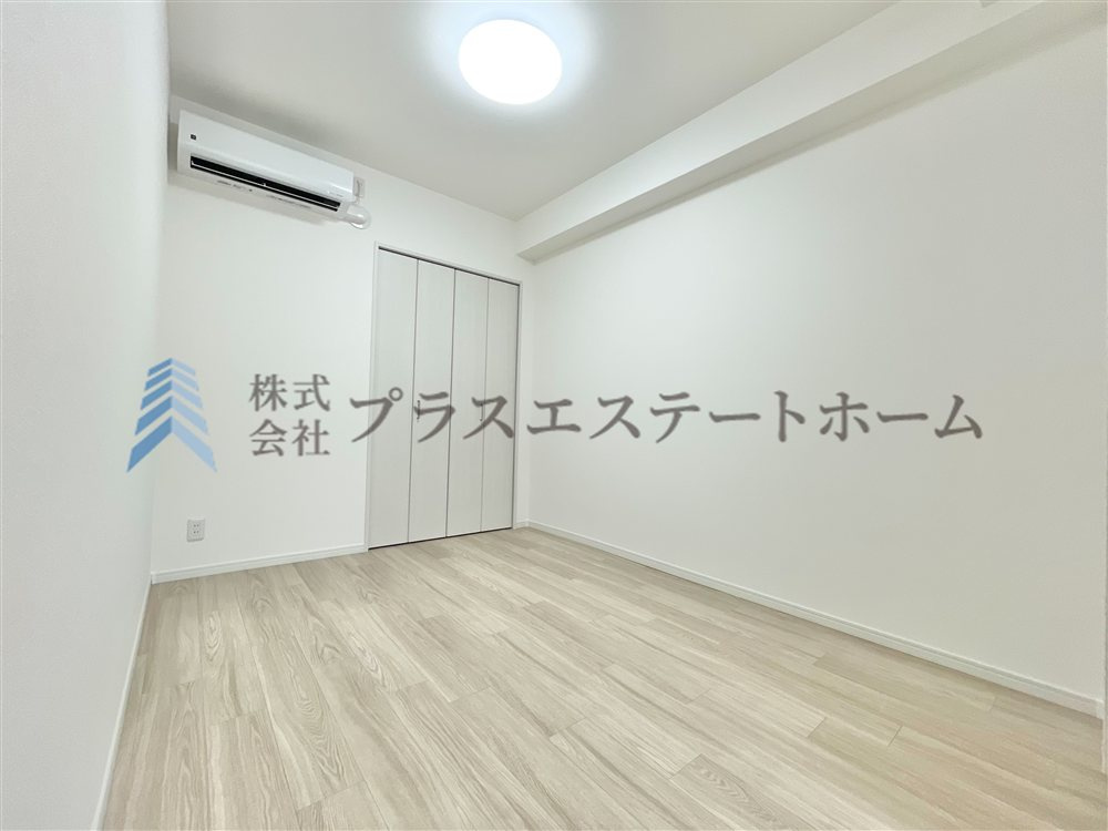 シンプルな洋室でお部屋のコーディネートが楽しめます♪お好みのスタイルに彩ってお気に入りの空間に♪