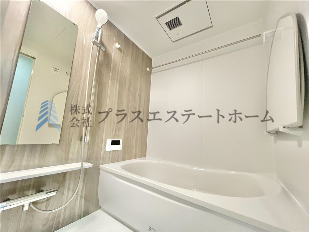 1日の疲れを癒してくれる浴室♪優しい色合いのアクセントパネルが施されており、リラックス感が漂います♪