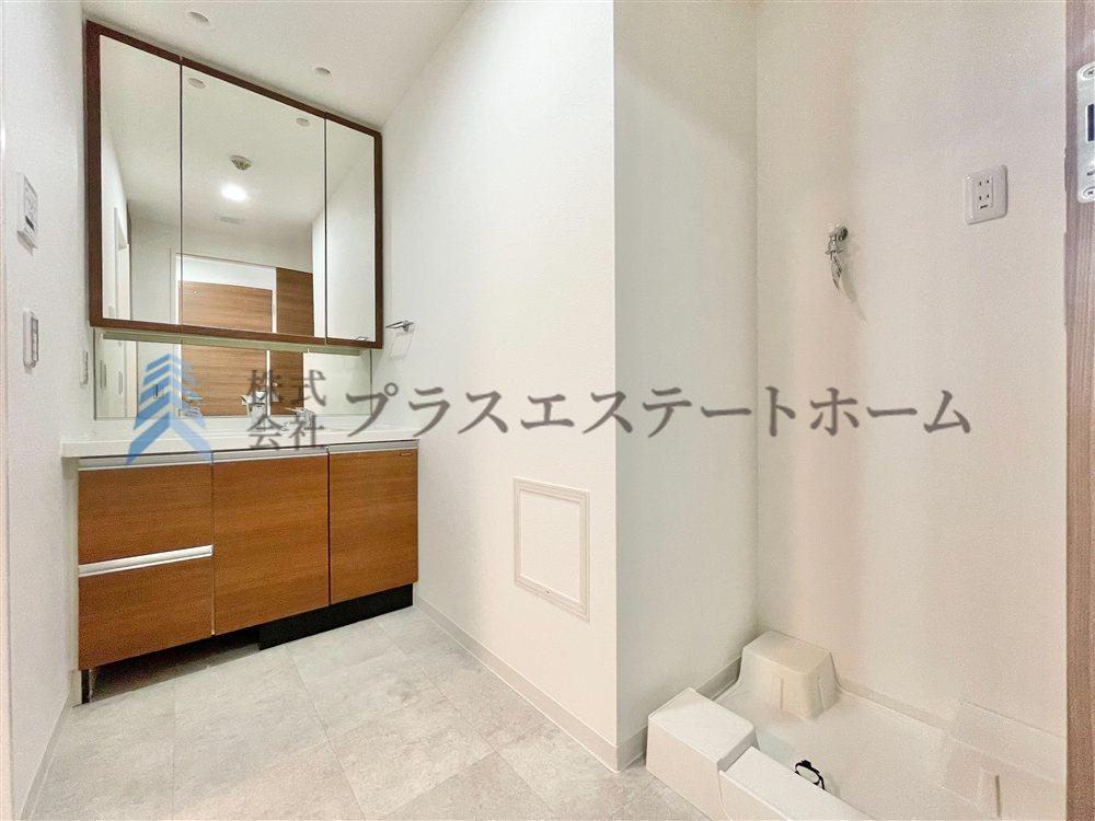 身支度やお風呂上がり、寝る前の準備などの際に嬉しい大きな鏡付きです♪