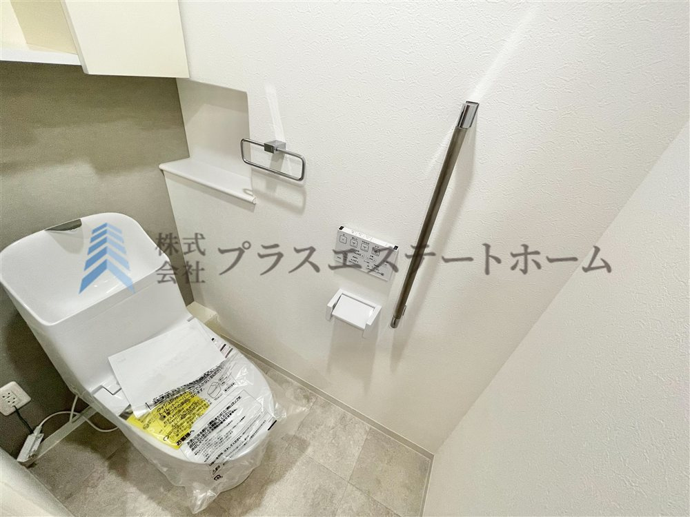 少ない水で、汚れをしっかり洗い流します♪棚があるので、ペーパー類や掃除用具等をすっきりと収納できます