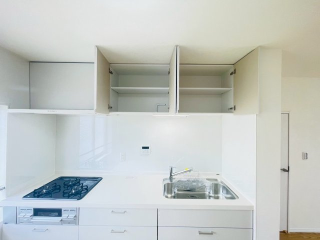 調理道具や調味料もすっきりしまえる、収納力のあるキッチン。
