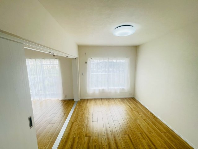 洋室6帖　引き戸で仕切って個室としても、開けて開放的にも使える間取りです。