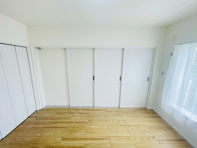 引き戸を開ければ広々リビングに、閉めれば個室として活用可能◎