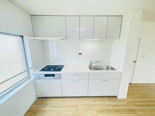 調理道具や調味料もすっきりしまえる、収納力のあるキッチン。