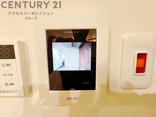 訪問者が来たときにテレビ画面で確認できるため、安心してドアを開けられます。録画機能があるものもあり、留守中に来訪者を記録しておくことができます。利便性が高く、セキュリティ面でも安心です。　