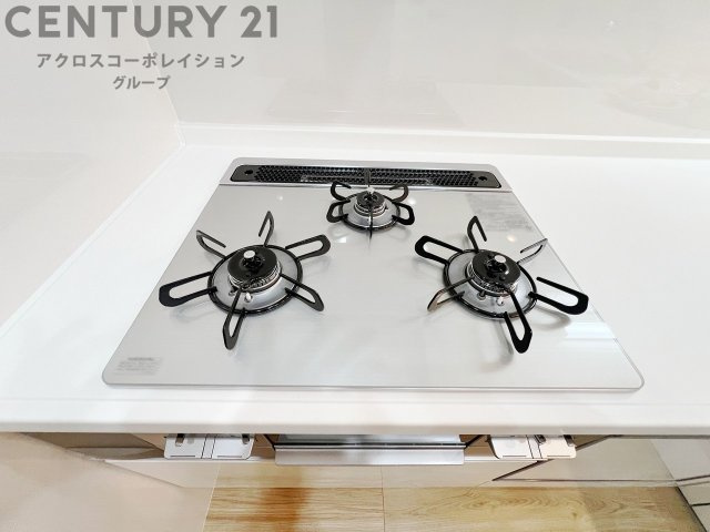 多数の調理器具を同時に使用でき、料理の効率化が可能。省エネで節約になり、様々な料理スタイルに適応できます。また、火力調整が独立しており、手入れや掃除もしやすく、今よりもっとお料理が楽しくなるかも。　
