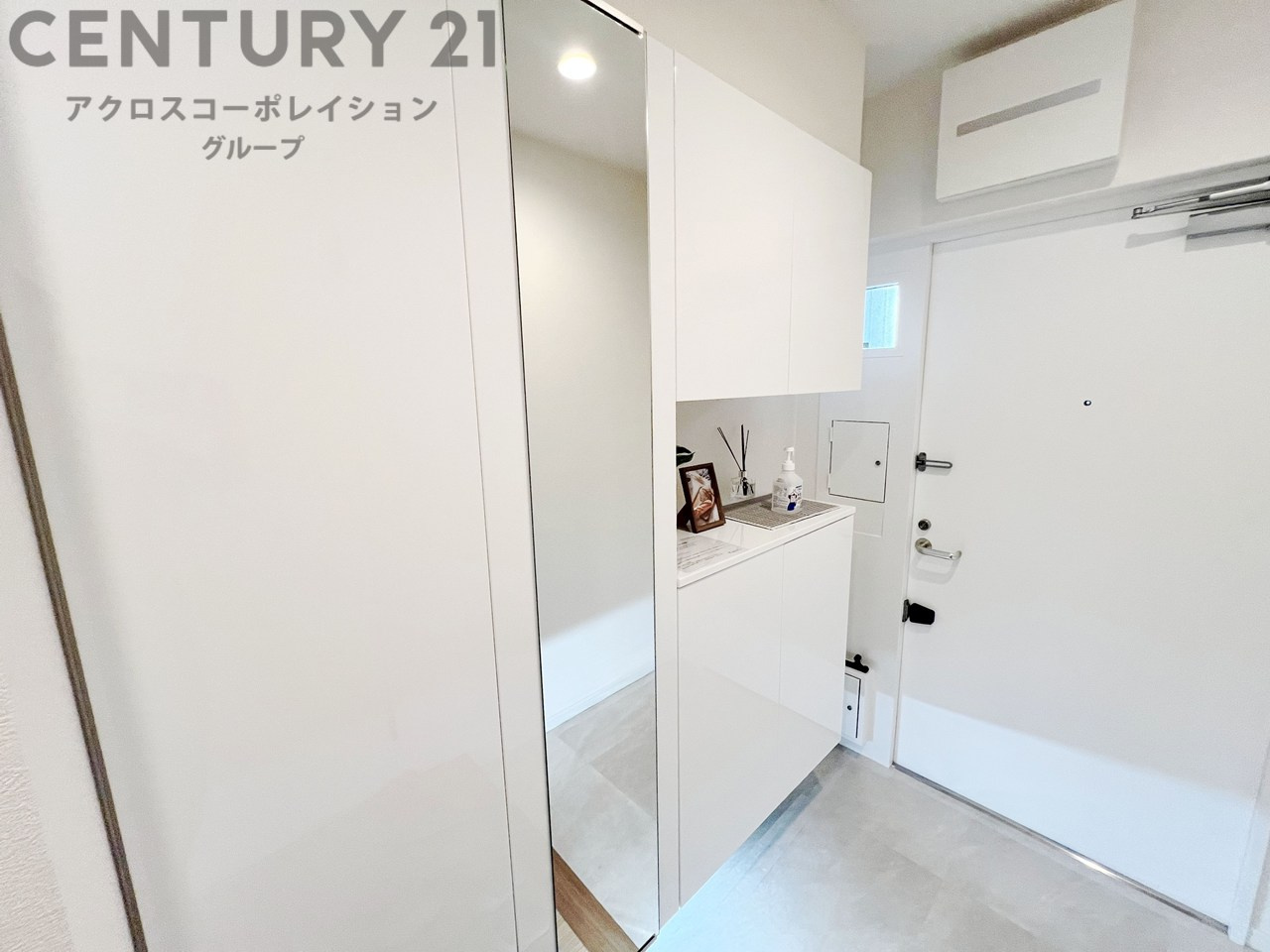 大きな玄関収納付きの玄関です　家族皆様の履物をしっかり収納できます　姿見付きでお出かけ前の身だしなみチェックに便利です　