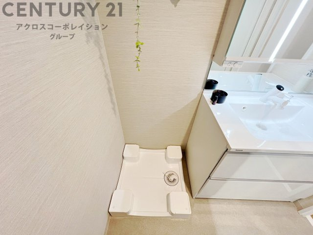 洗濯物の仕分け作業がしやすく、整理整頓が容易になります。洗濯音や湿気を他の部屋に持ち込まず、生活環境を快適に保ちます。上部を活用すれば収納スペースを確保でき洗剤や洗濯用品の整理もしやすくなります。　