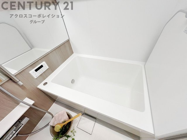 ユニットバスは省スペースでありながら、シンプルな設計と使いやすさを備え、簡便なメンテナンスが可能です。またミラー・小物置き場もあり便利です。　