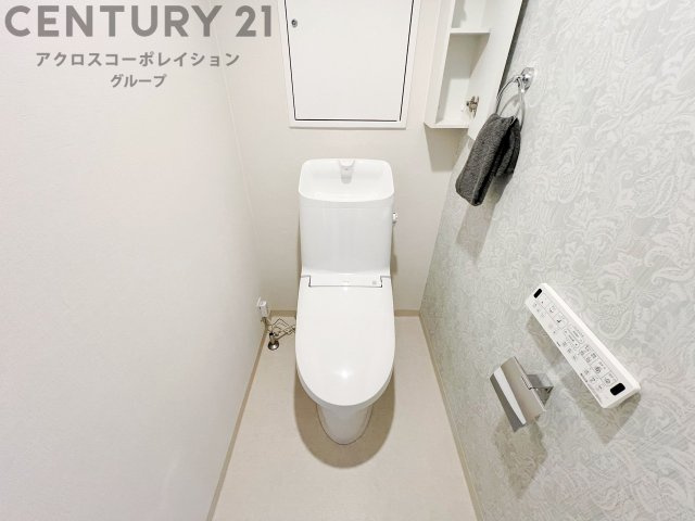 温水洗浄便座付トイレは温水洗浄機能により、暖かい水でおしりを洗浄することができ、冷たい水を使う従来の便座に比べ、温水洗浄機能で暖かいトイレを提供し、快適な使用を可能にします。　