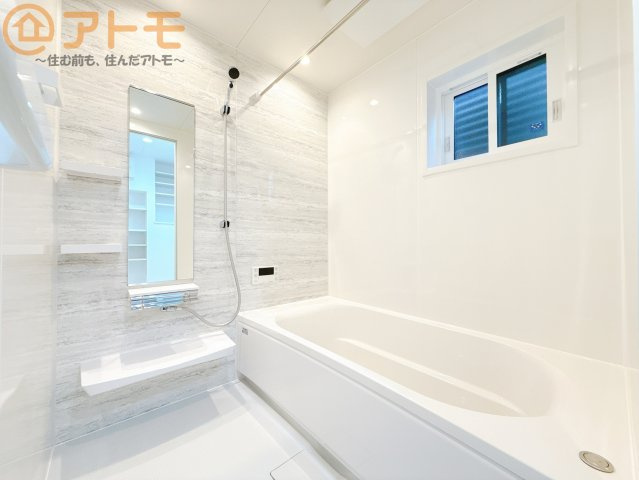 浴室乾燥などの機能も充実♪ユニットバスはお掃除もしやすく家事の手間も軽減！窓は湿気をこもらせません！