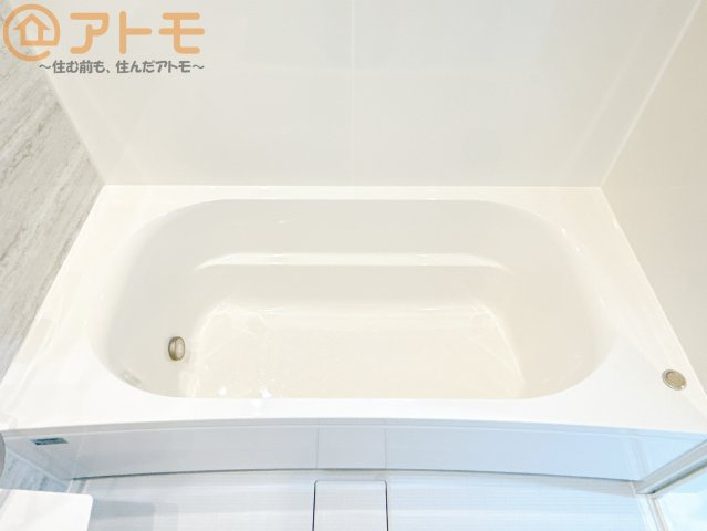 脚を伸ばしてリフレッシュ♪広々湯舟でお湯に浸かれば疲労回復効果につながります♪