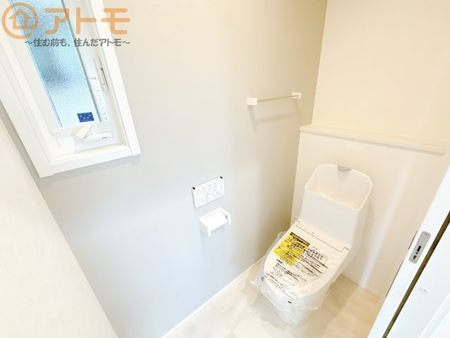 常に便座を温かく保ってくれる温水洗浄便座です。冬場でも安心して座ることができますね♪