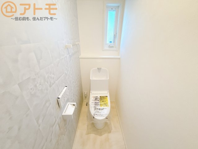 窓もあって換気もしっかりできる清潔感のあるトイレです♪