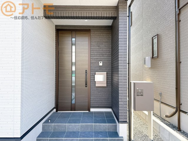 落ち着いた色合いの玄関はダブルロックで防犯性に優れた仕様になっています♪