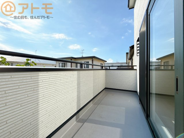 陽当りの良いバルコニーはお洗濯物はもちろんお布団もふかふかになります♪