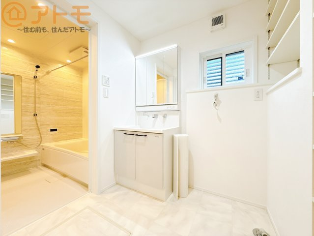 壁付け水栓の洗面台は水垢がたまりにくく、お掃除がしやすいですね♪