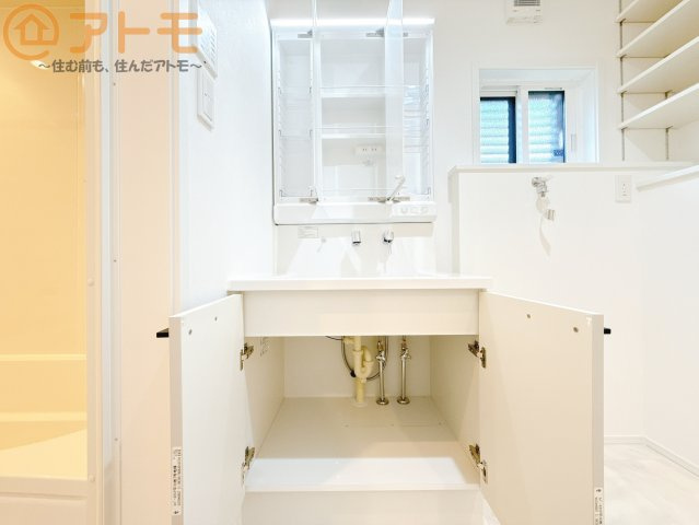 三面鏡の中は収納になっているため、スッキリとした洗面台を保つことができます♪