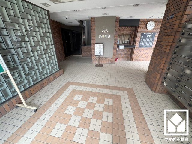 心地よい空間が広がる、清潔で美しいロビー。帰宅時や来客時にも気持ちの良い空間です。