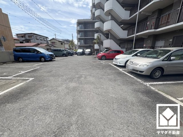 敷地内に駐車場を完備。重い荷物や雨の日の移動もスムーズで、快適なカーライフを実現。空き状況等は弊社スタッフまでお気軽にお問い合わせください。