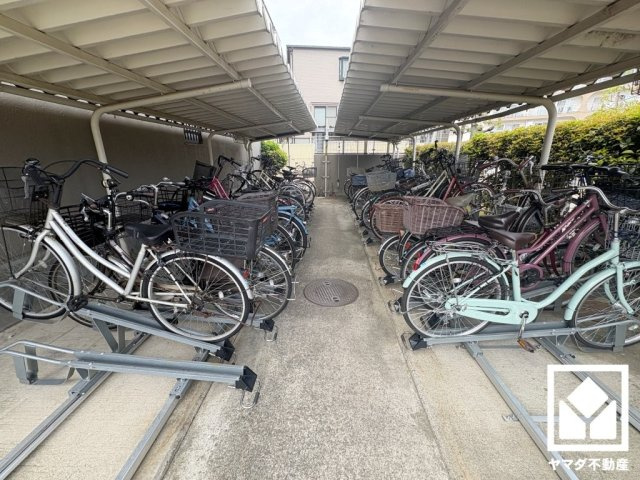 サイクルラックの設置された駐輪場を完備。スッキリ整理されて、自転車同士の接触や転倒の心配がございません。屋根付きなので、雨や風、直射日光から自転車を守ることができます。