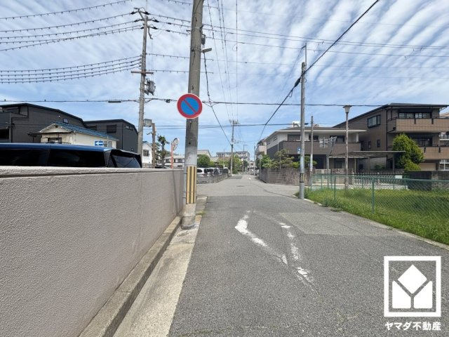 「デイリーヤマザキ稲葉荘1丁目店」まで徒歩4分、「グルメシテ西大島店」まで徒歩6分、「サンディ尼崎稲葉元町店」まで徒歩9分など、お買い物施設が徒歩圏内に複数あり便利な住環境です。