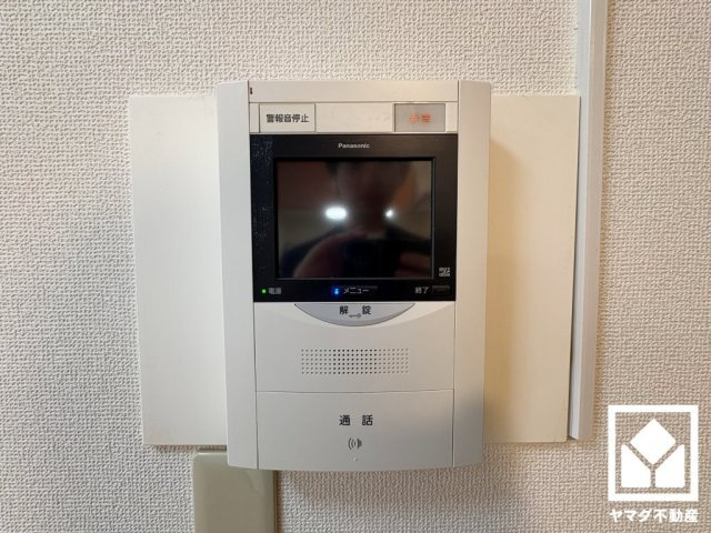 突然の来訪時でも安心なモニター付きインターホンを完備。お留守番中のお子様でも簡単に来訪者の確認ができます。
