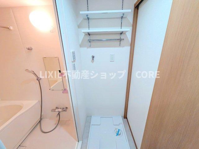 ランドリスペース上部には便利な収納があり、洗剤や柔軟剤の置き場所も困りません。