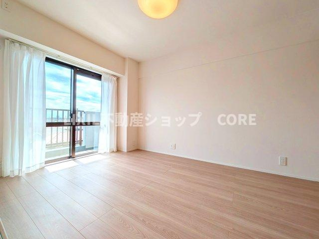バルコニーに面した大きな窓は、お陽さまの光とさわやかな風をたっぷりとりこめます。