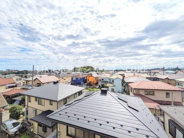 開放感いっぱいの眺望と共に光と風を享受するバルコニー。景観を眺めることができます。