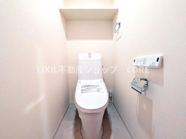 見た目もスッキリとしたデザインのトイレには温水洗浄暖房便座付き。