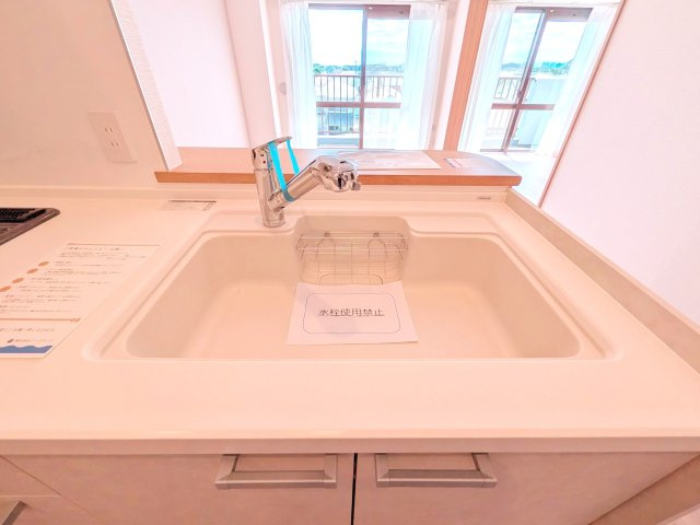 浄水と水道水を切り替えて使用できるスッキリとしたデザインの浄水器一体型水栓。