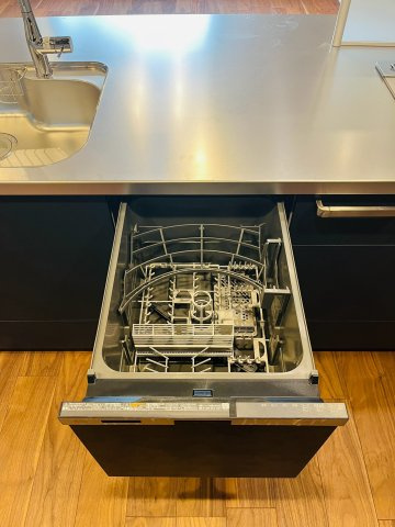 節水効果も高く手荒れも防げる便利で衛生的な食器洗い乾燥機。スライドオープン型で出し入れもスムーズです。